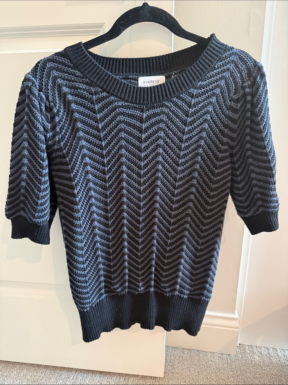 Evereve Chevron Knit Half-Sleeve Sweater - Black and Gray